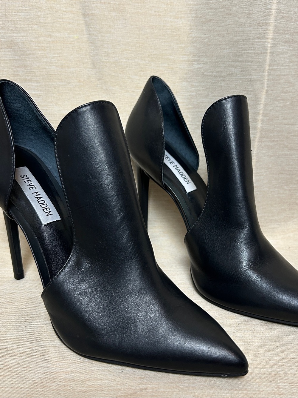 Steve Madden Dolly Black Leather D'Orsay Pointed Toe Heel Booties 8.5M Brazil.